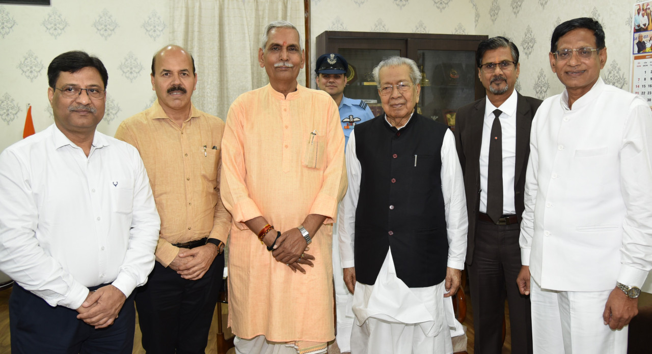 राज्यपाल विश्वभूषण हरिचंदन से आज राजभवन में विभिन्न विश्वविद्यालयों के कुलपतियों ने मुलाकात की