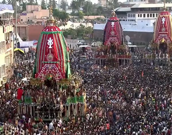 আজ রথযাত্রা। রাজ্য জুড়ে বিপুল উৎসাহ-উদ্দীপনায় মানুষ এই  উতসবে সামিল হয়েছে।