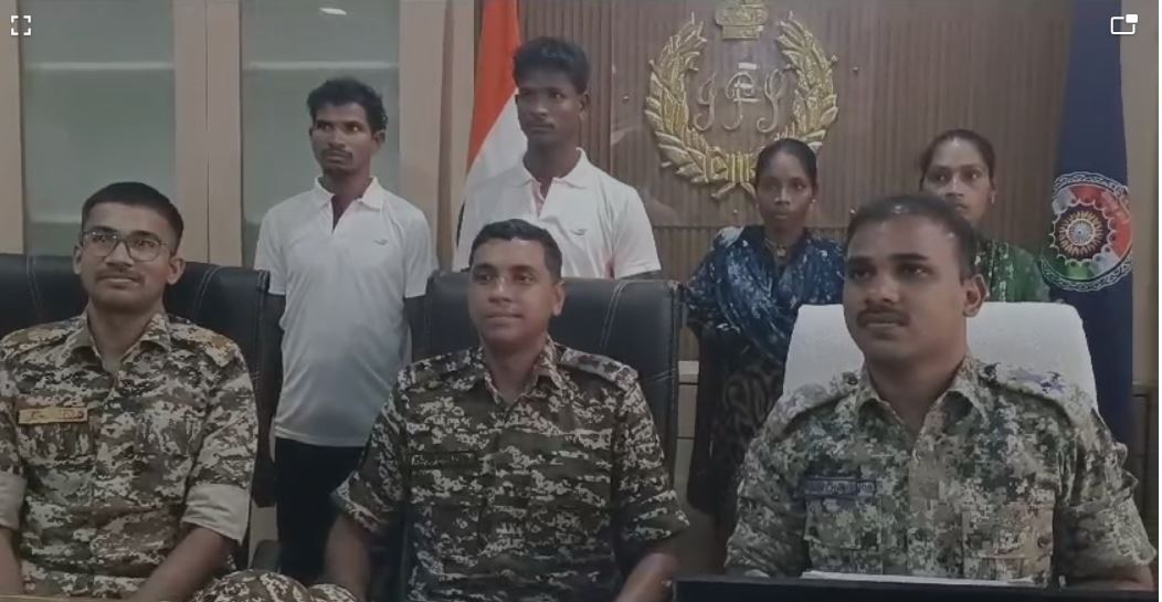 सुकमा जिले में 2 महिला सहित 4 इनामी माओवादियों ने आत्मसमर्पण किया है