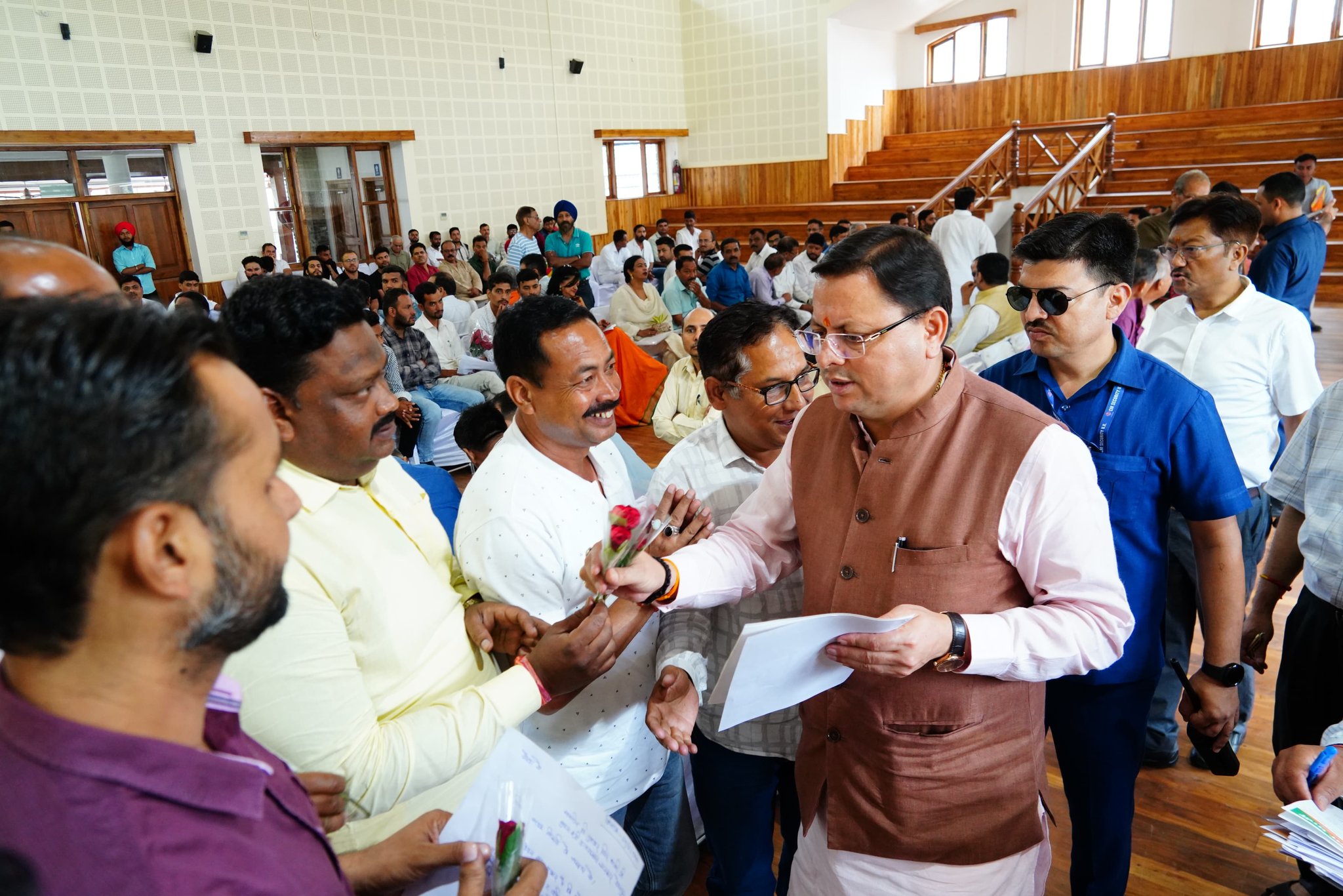 मुख्यमंत्री पुष्कर सिंह धामी ने देहरादून स्थित मुख्य सेवक सदन में जन समस्याएं सुनी