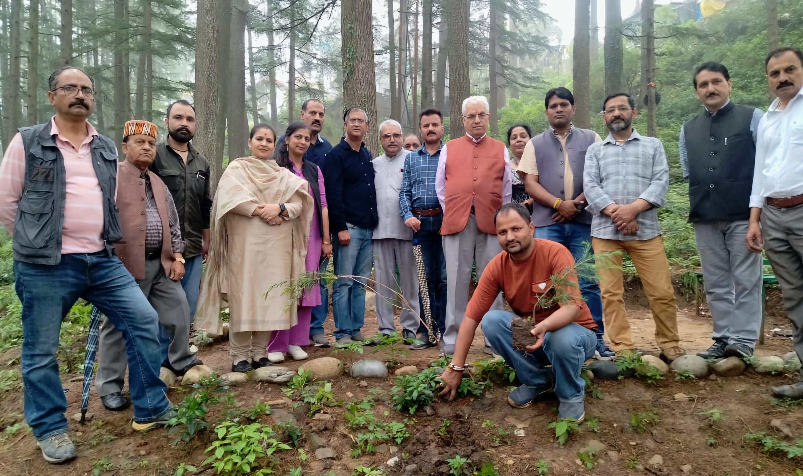 एक पेड़ मां के नाम कार्यक्रम के तहत खलिनी में पौधारोपण किया
