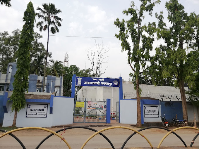 बस्तर के जगदलपुर आकाशवाणी केन्द्र से अब स्थानीय बोलियों में करीब पचास प्रतिशत कार्यक्रमों का प्रसारण किया जा रहा है