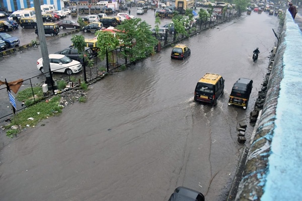 ভারতীয় আবহাওয়া দপ্তর, আইএমডি, মধ্য ভারতের বেশ কিছু অঞ্চল ,উত্তর-পূর্ব ও পূর্ব ভারতে আগামী চার দিন ভারী বৃষ্টির পূর্বাভাস দিয়েছে।