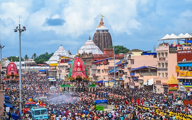 ওড়িশাত ভগৱান জগন্নাথ, ভগৱান বলভদ্ৰ আৰু দেৱী সুভদ্ৰাৰ ৰথ তিনিখন ঘুনুচা মন্দিৰত উপস্থিত