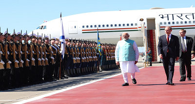 प्रधानमंत्री नरेन्‍द्र मोदी तीन दिन की आधिकारिक यात्रा पर मॉस्‍को पहुंचे