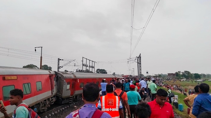 ঝাৰখণ্ডৰ বৰাবাম্বো-খৰছাৱা ৰে’ল ষ্টেচনৰ মাজত হাওৰা-মুম্বাই মেইলৰ ১৮টা দবা লাইনচ্যুত,  দুজন লোকৰ মৃত্যু