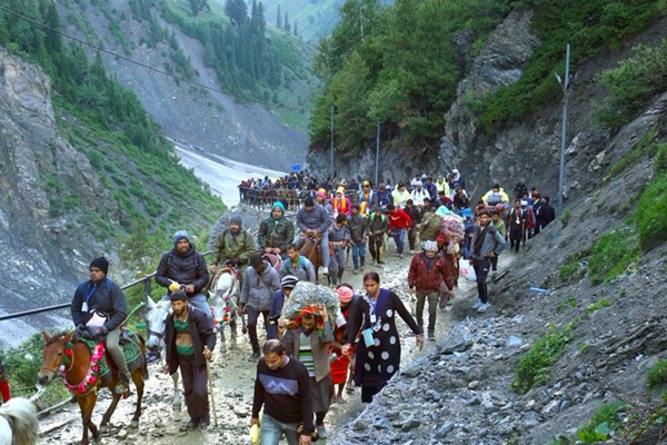 अमरनाथ यात्रा: तीर्थयात्रियों का एक और जत्था जम्मू के भगवती नगर आधार शिविर से कश्‍मीर घाटी के लिए रवाना हुआ