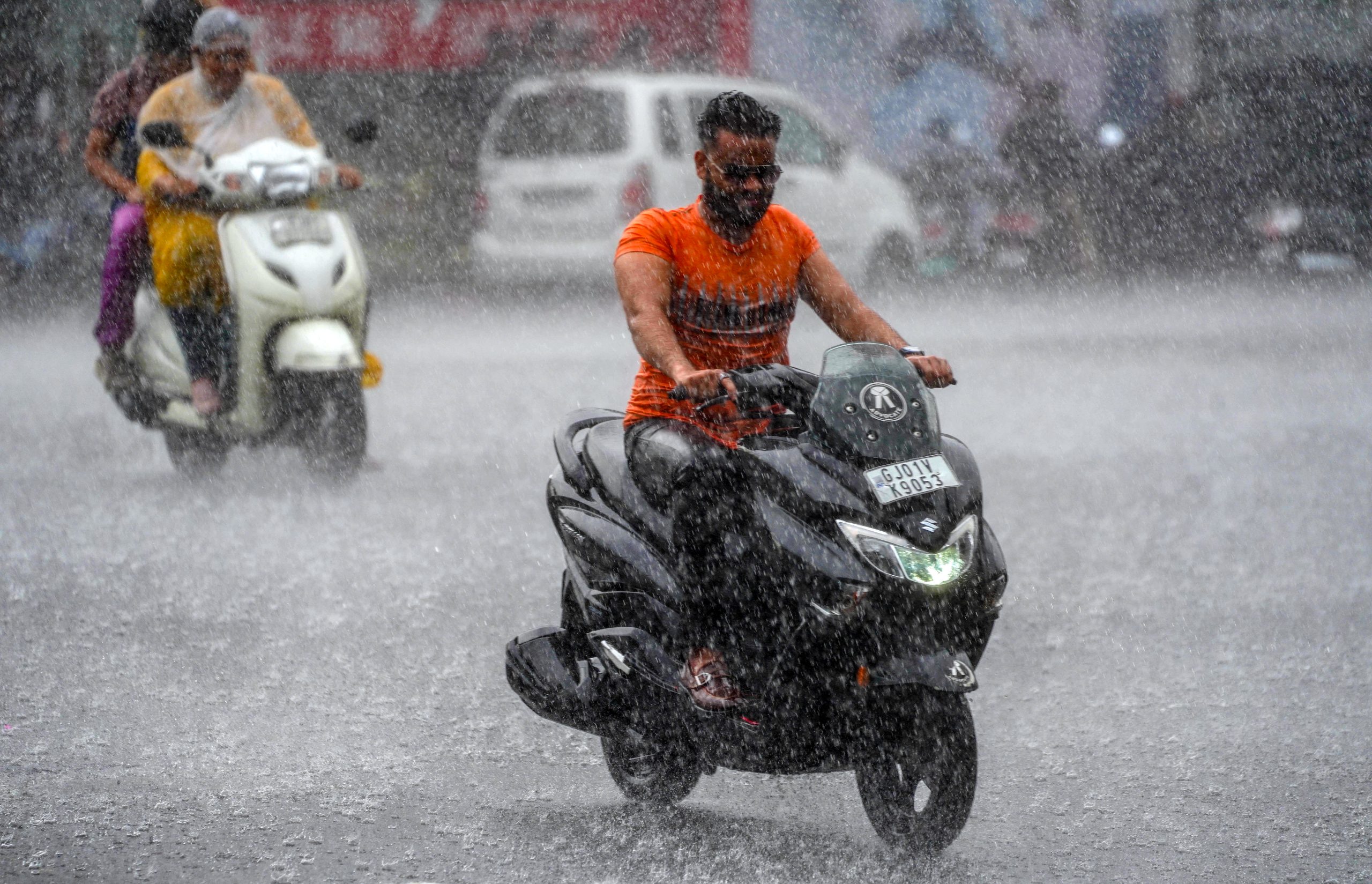 গুজরাতের উপকূলীয় জেলা সৌরাষ্ট্রে গত দু’দিনের ভারী বৃষ্টিতে নীচু এলাকাগুলিতে বন্যা পরিস্থিতি দেখা দিয়েছে।