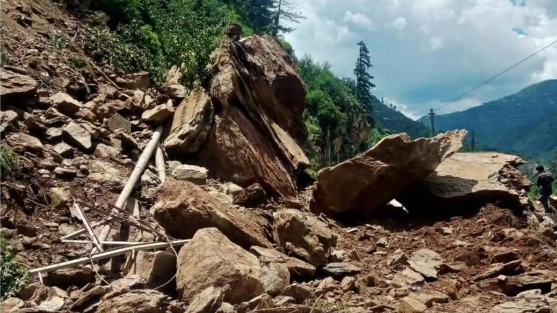 केदारनाथ पायी मार्गावर दरड कोसळल्यामुळे ३ भाविकांचा मृत्यू