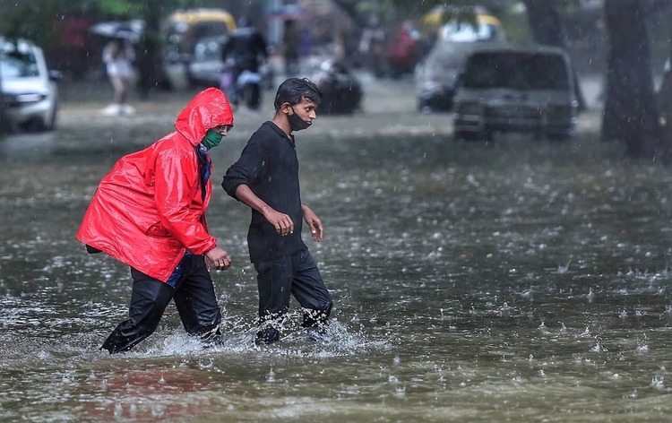 गुजरात के सौराष्ट्र में कई हिस्सों में आज मूसलाधार बारिश हुई