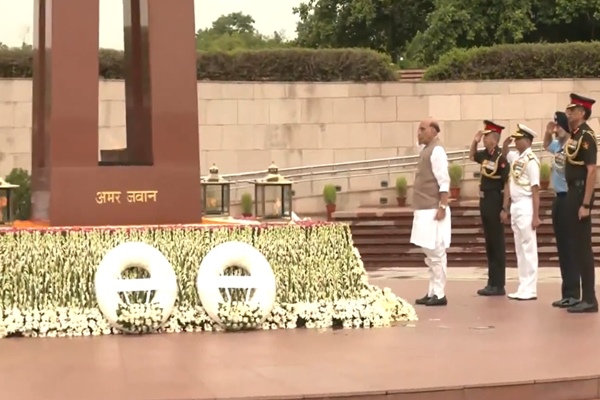 Defence Minister Rajnath Singh pays Tribute to Kargil War Heroes on 25th Anniversary of victory