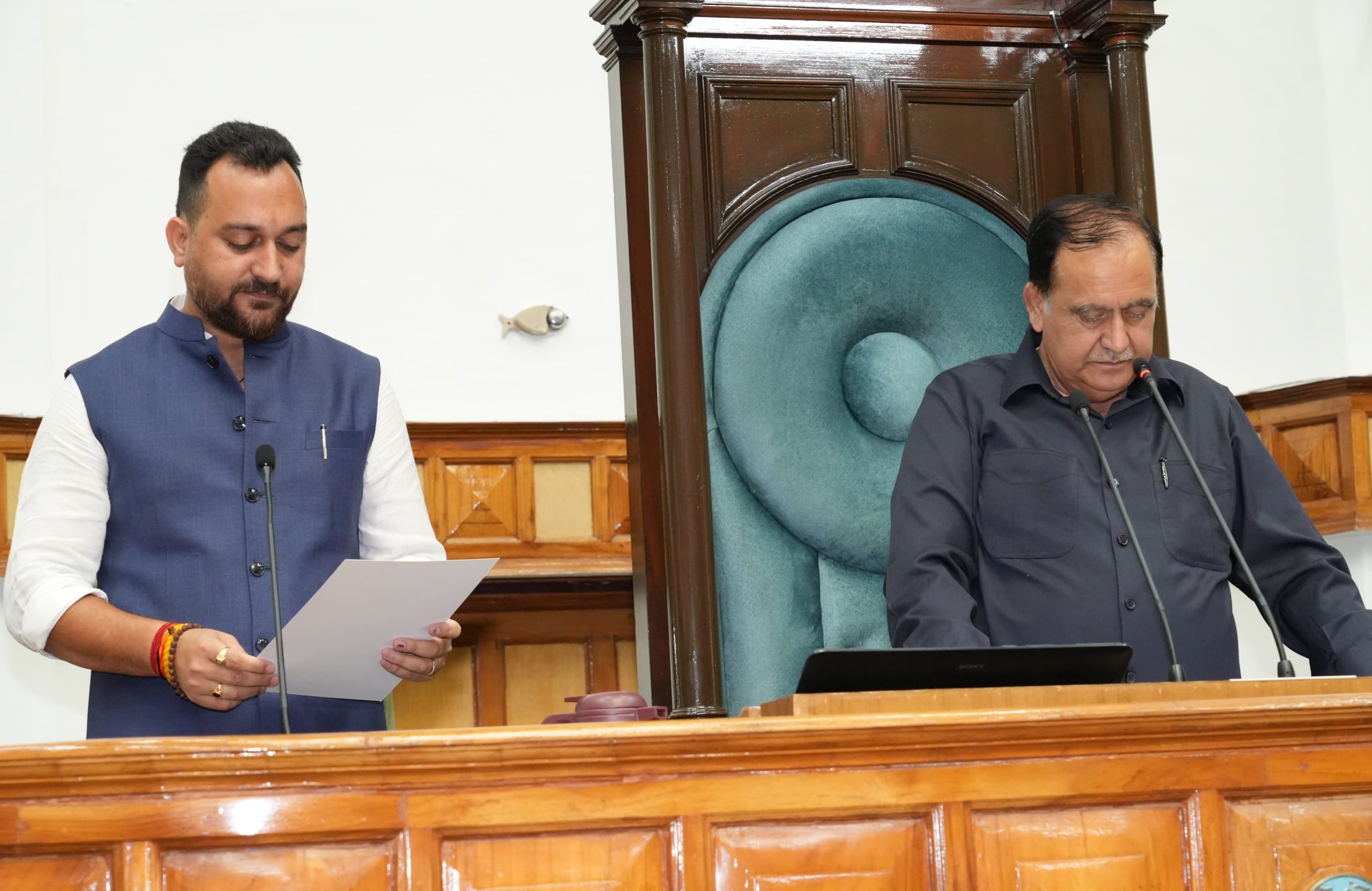 शपथ ग्रहण समारोह में मुख्यमंत्री ने नवनिर्वाचित विधायकों को शुभकामनाएं दीं