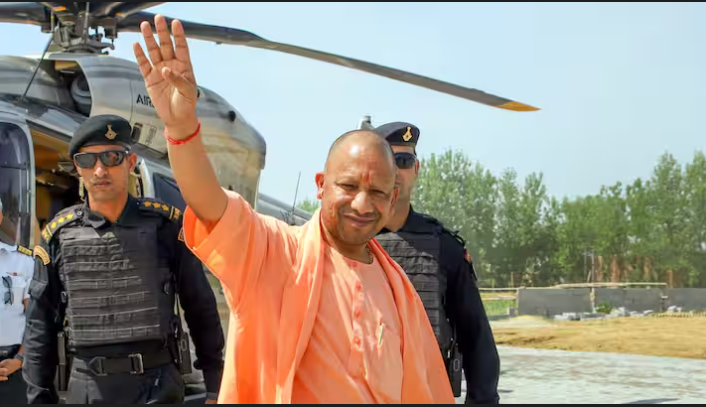 दो दिवसीय दौरे पर वाराणसी पहुंचे मुख्यमंत्री योगी आदित्यनाथ