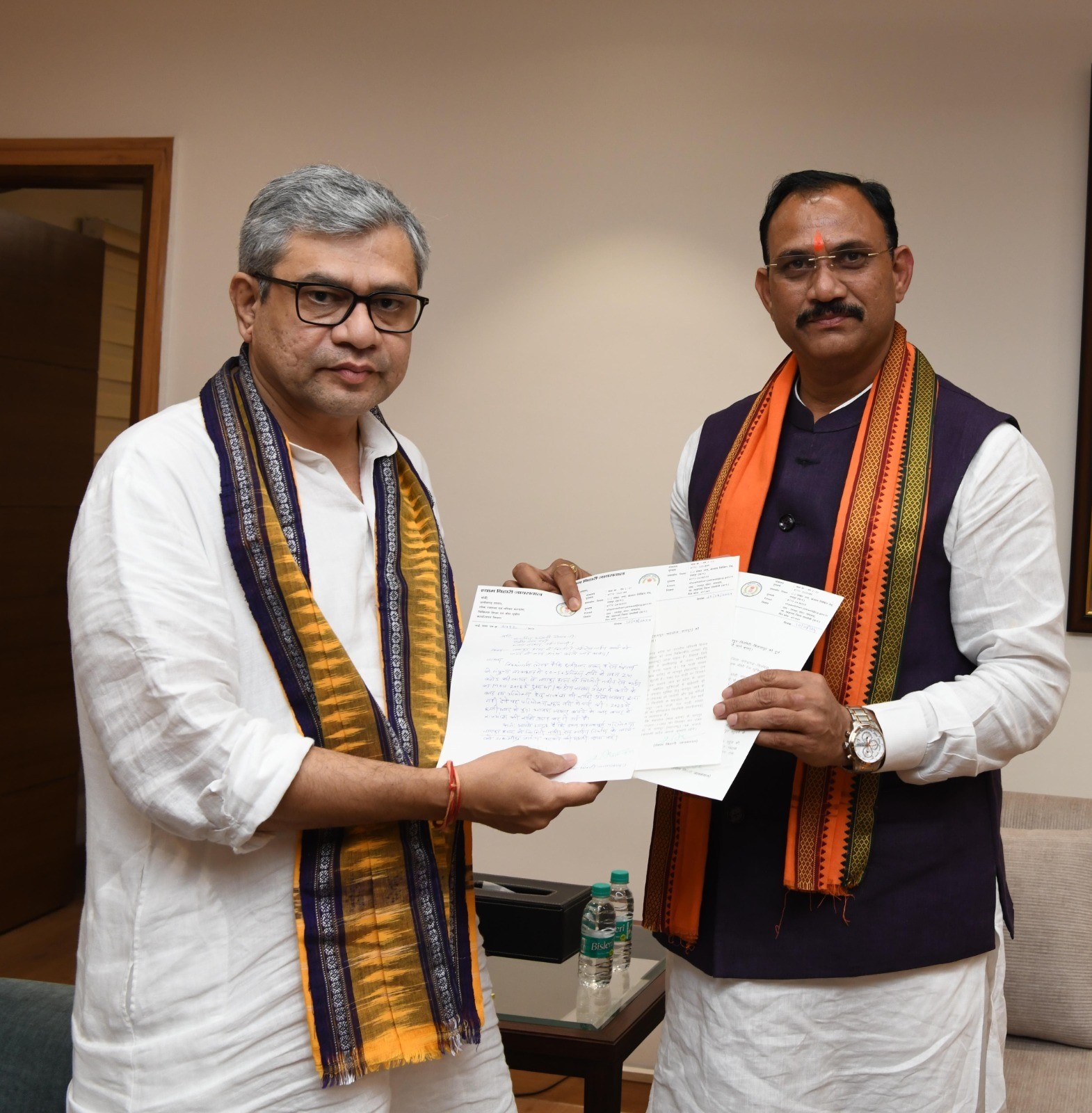 स्वास्थ्य मंत्री श्याम बिहारी जायसवाल ने आज दिल्ली प्रवास के दौरान रेल मंत्री अश्विनी वैष्णव से मुलाकात की