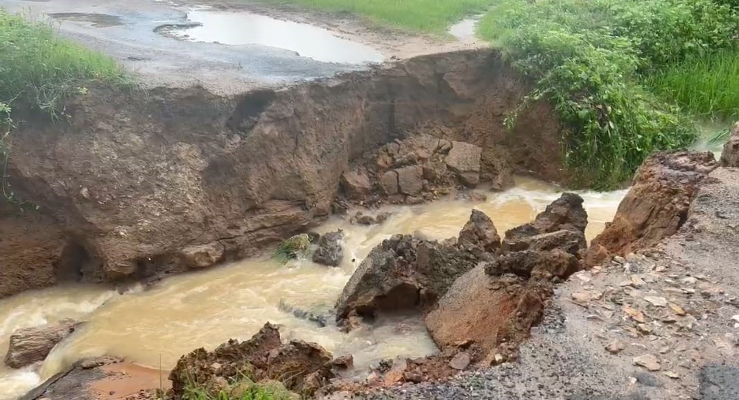 छत्तीसगढ़ के बलरामपुर जिले में पिछले कुछ दिनों से लगातार हो रही बारिश की वजह से एक सड़क बह गई