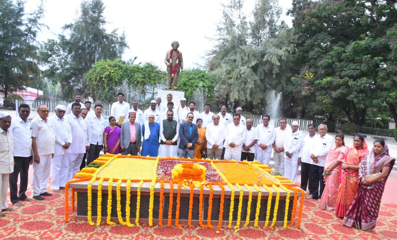 पद्मश्री डॉ.विठ्ठलराव विखे पाटील यांच्या स्मरणार्थ पुरस्कार वितरण