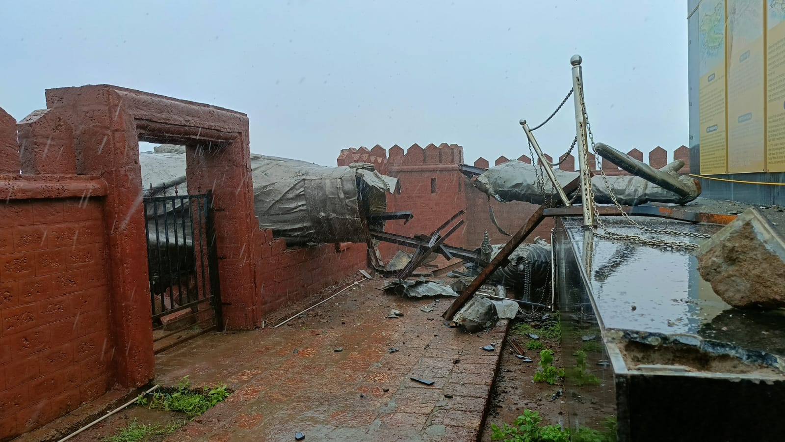 मालवण-राजकोट इथला छत्रपती शिवरायांचा पुतळा कोसळला