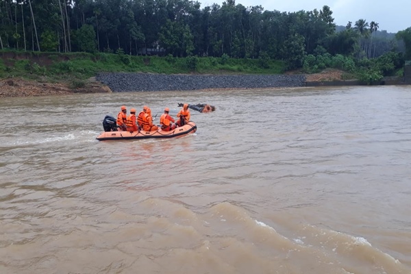 ওয়ায়নাড়ে পাড়াভেত্তিকুন্নু এলাকায়  চারজন জীবিত অবস্থায় উদ্ধার ,উদ্ধার কাজ চলছে