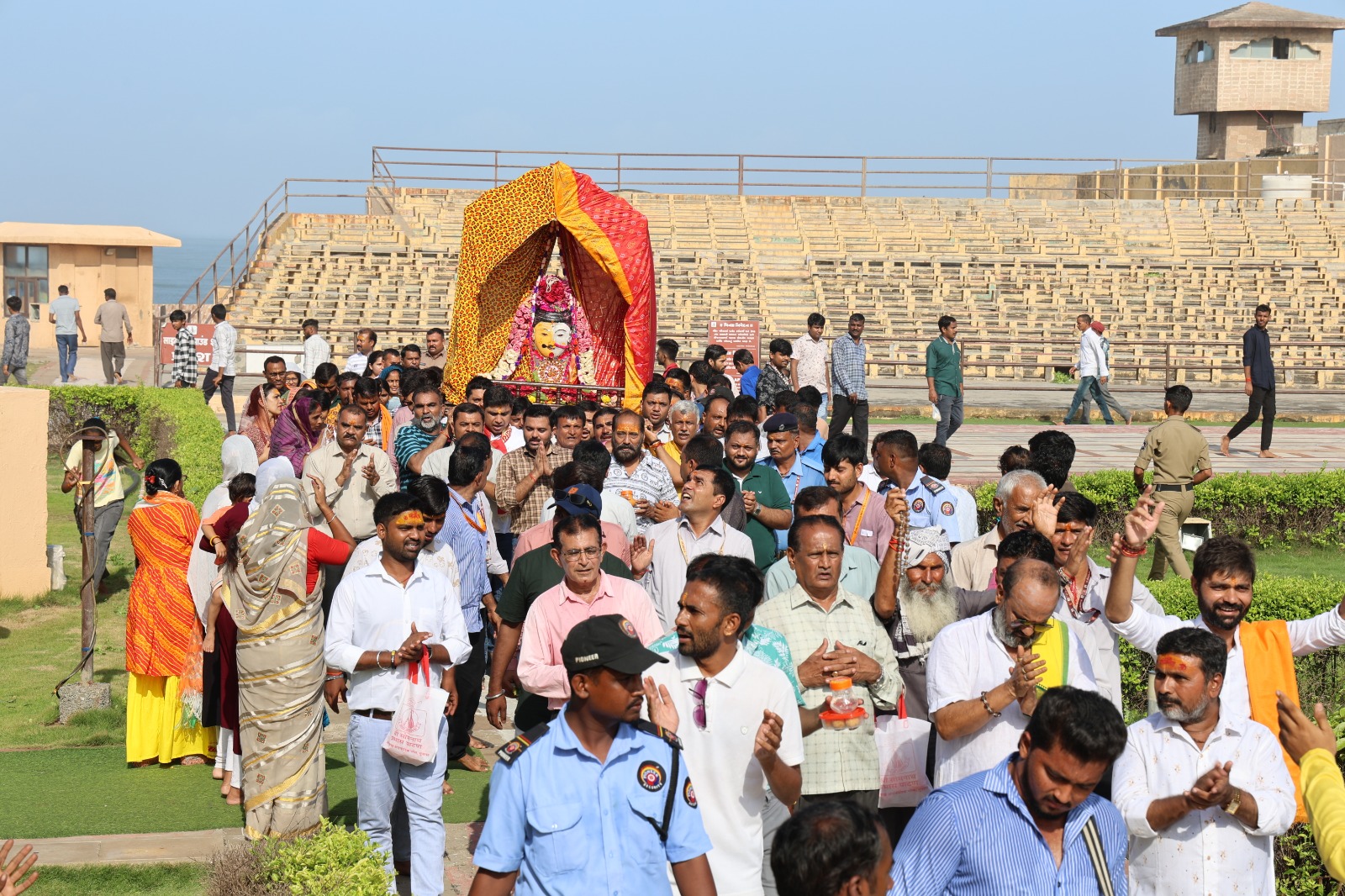 શ્રાવણ માસના ત્રીજા સોમવાર અને રક્ષાબંધન નિમિત્તે ગઇકાલે 45 હજારથી વધુ ભક્તોએ સોમનાથ મહાદેવના દર્શન કર્યા