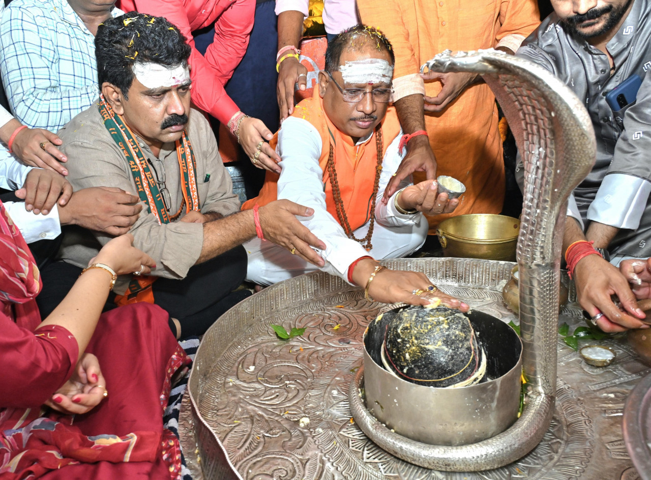 मुख्यमंत्री विष्णुदेव साय ने कावड़ियों का हेलीकॉप्टर से पुष्प वर्षा कर स्वागत किया