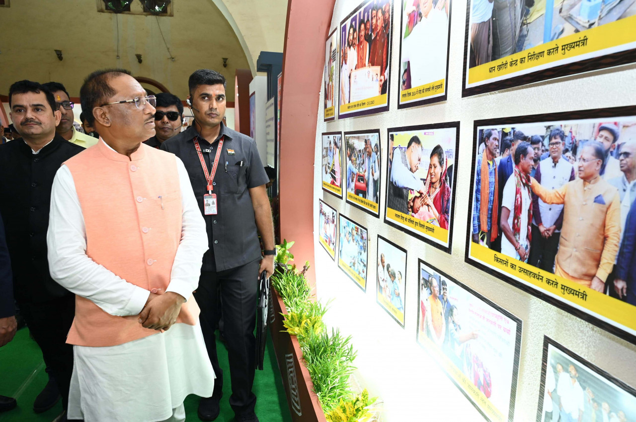 मुख्यमंत्री विष्णुदेव साय ने आज रायपुर में जनसंपर्क विभाग द्वारा लगाई गई सात दिवसीय छायाचित्र प्रदर्शनी का शुभारंभ किया
