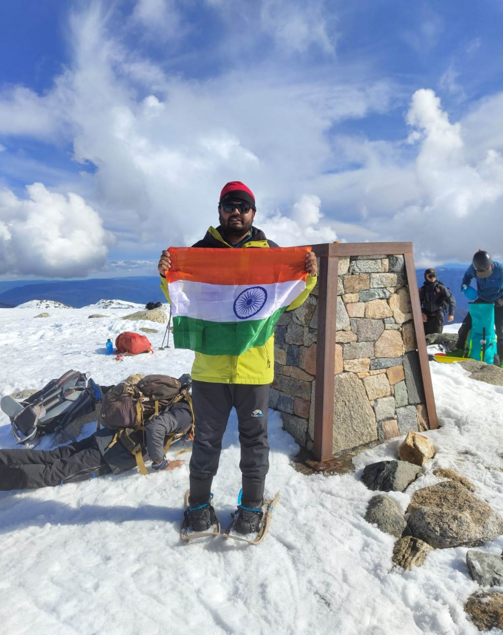 पर्वतारोही राहुल गुप्ता ने ऑस्ट्रेलिया की सबसे ऊंची चोटी माउंट कोजिअस्को पर तिरंगा फहराकर रिकॉर्ड बनाया