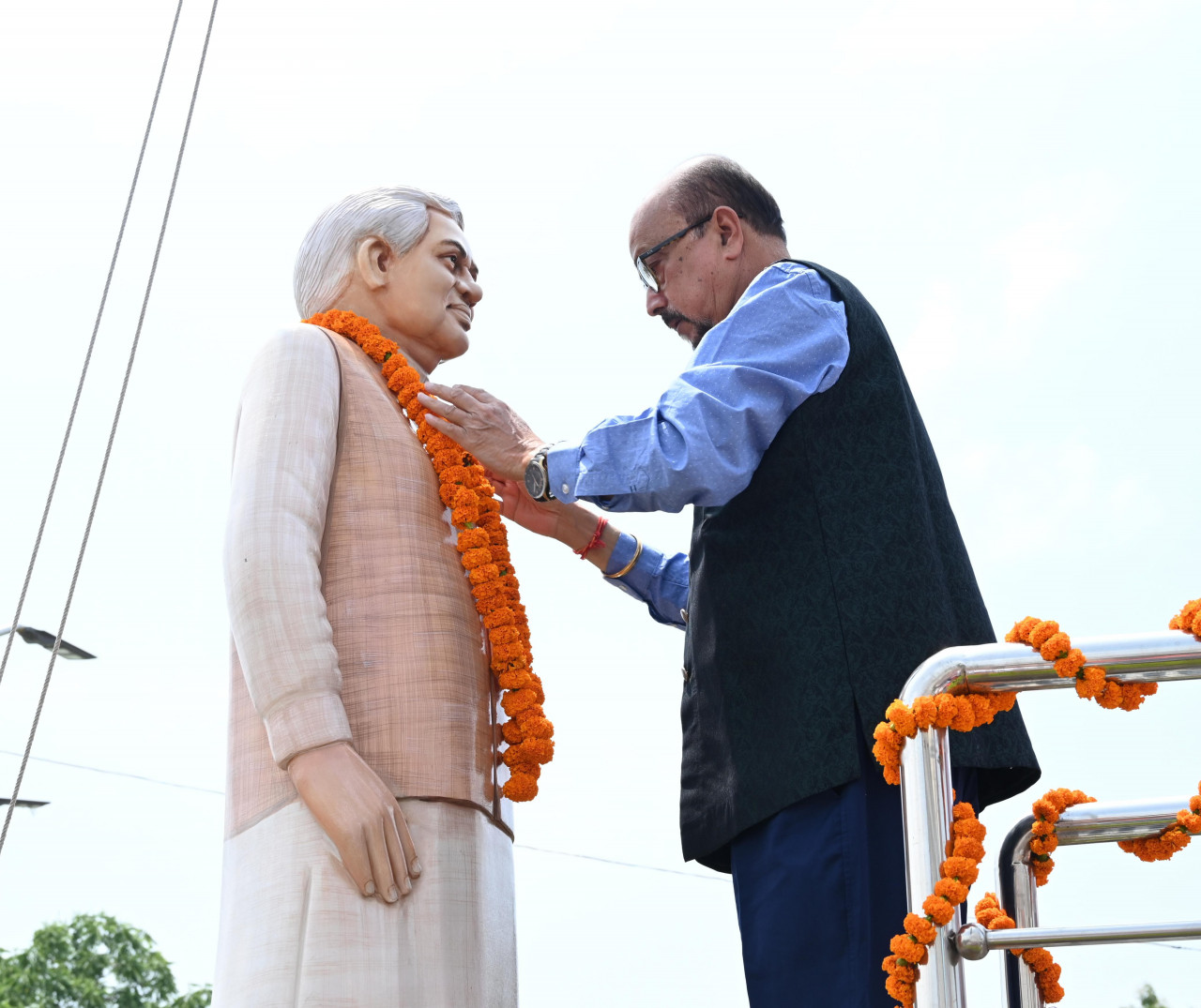 राज्यपाल रमेन डेका ने पूर्व प्रधानमंत्री भारत रत्न स्वर्गीय अटल बिहारी वाजपेयी की प्रतिमा पर माल्यार्पण कर उन्हें श्रद्धांजलि अर्पित की