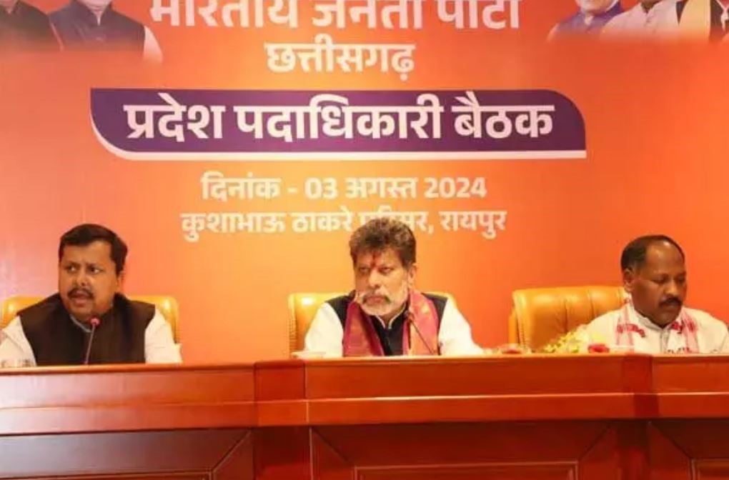 भाजपा के छत्तीसगढ़ प्रभारी नितिन नबीन ने आज रायपुर में पार्टी के प्रदेश पदाधिकारियों और पार्टी कोरग्रुप की बैठक ली
