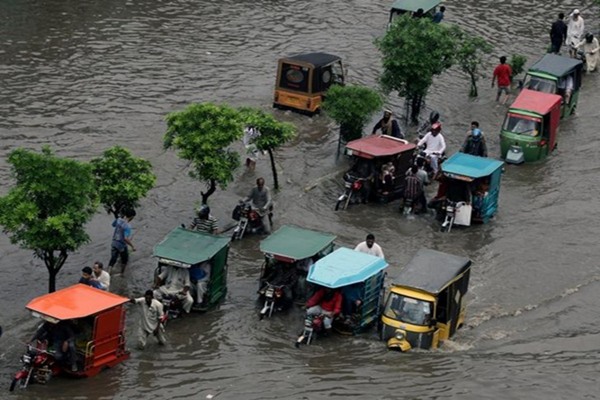 পাকিস্তানের বালুচিস্তানে সম্প্রতি তুমুল বৃষ্টিতে ১১-টি শিশু সহ অন্তত পক্ষে ২২ জন প্রাণ হারিয়েছেন