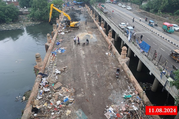 दिल्‍ली के उपराज्‍यपाल विनय कुमार सक्‍सेना ने राजधानी के सुनेहरी,  कुशक और बारापुला नालों से गाद निकालने के चल रहे काम का जायजा लिया