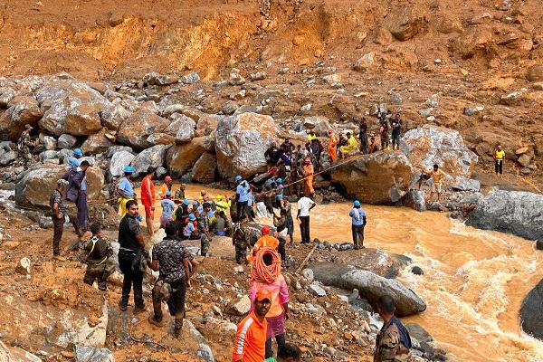 केरल: एनडीआरएफ और अन्य एजेंसियों के साथ मिलकर वायनाड में बचाव और राहत अभियान चला रही है वायुसेना