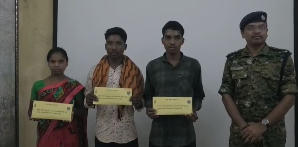 बीजापुर जिले में 3 माओवादियों ने पुलिस अधिकारियों के समक्ष किया आत्मसमर्पण