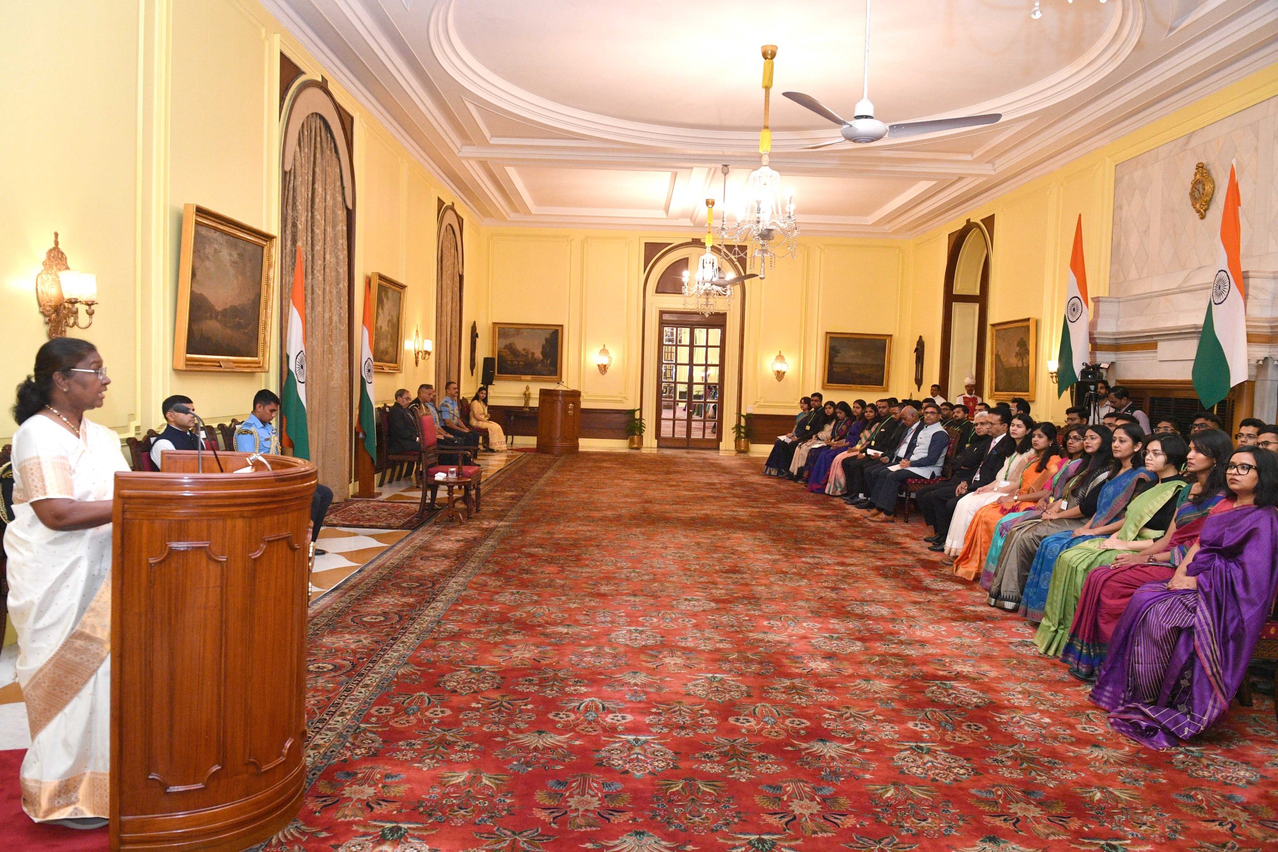 राष्ट्रपति द्रौपदी मुर्मू ने आज राष्ट्रपति भवन में देश भर के विभिन्न स्कूलों के बच्चों के साथ रक्षा बंधन मनाया