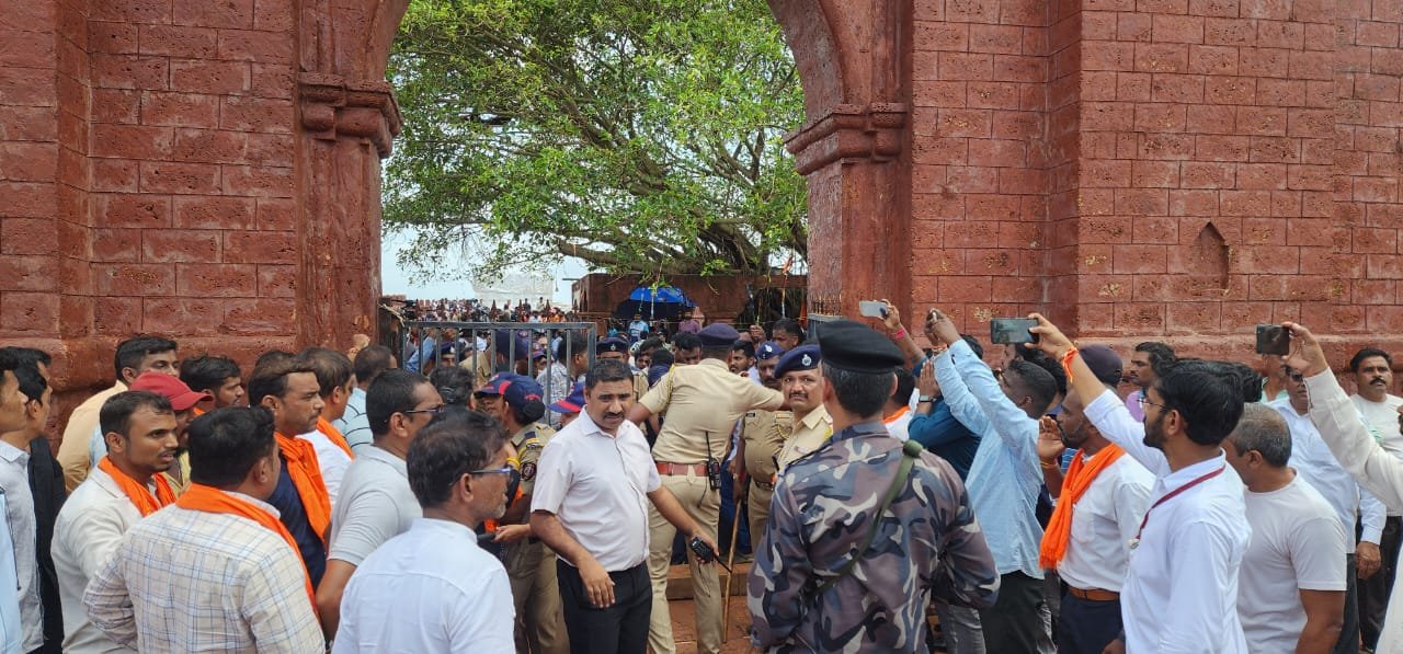 मालवणजवळ राजकोट इथं छत्रपती शिवाजी महाराजांचा पुतळा पडल्याच्या निषेध मोर्चादरम्यान तणाव