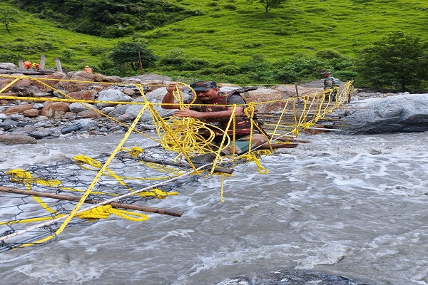 भारतीय सेना ने हिमाचल प्रदेश के बाढ़ प्रभावित क्षेत्र शिमला और मंडी जिलों में राहत कार्यों में सहायता के लिए संसाधन जुटाए हैं