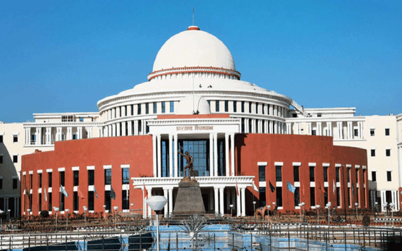 झारखंड विधानसभा के मानसून सत्र के अंतिम दिन सरकार की ओर से कैग की रिपोर्ट की गयी पेश