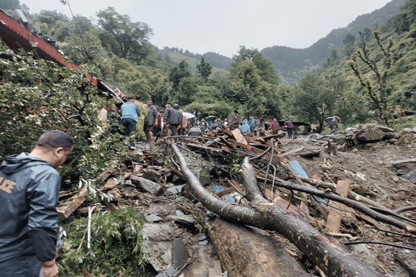 हिमाचल प्रदेश में तीन स्थानों पर मूसलाधार वर्षा और बादल फटने से भारी नुकसान, 41 लोग लापता