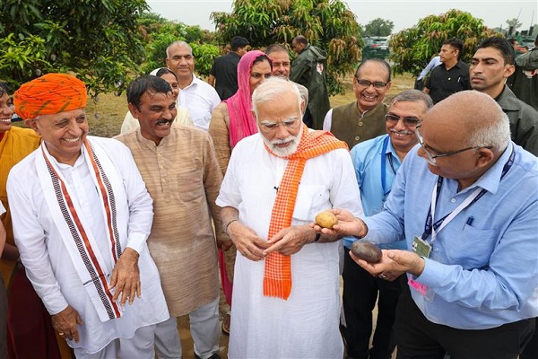 प्रधानमंत्री नरेंद्र मोदी ने कहा है कि सरकार देश के किसानों को सशक्त बनाने के लिए प्रतिबद्ध