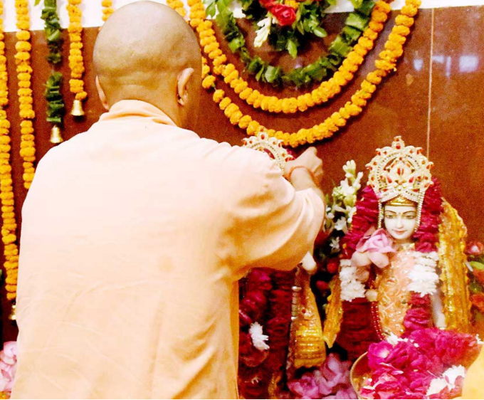 मुख्यमंत्री योगी आदित्यनाथ ने अयोध्या के मिल्कीपुर में नवनिर्मित श्रीराम मंदिर में राम दरबार की नूतन विग्रह की प्राण प्रतिष्ठा का किया अनावरण