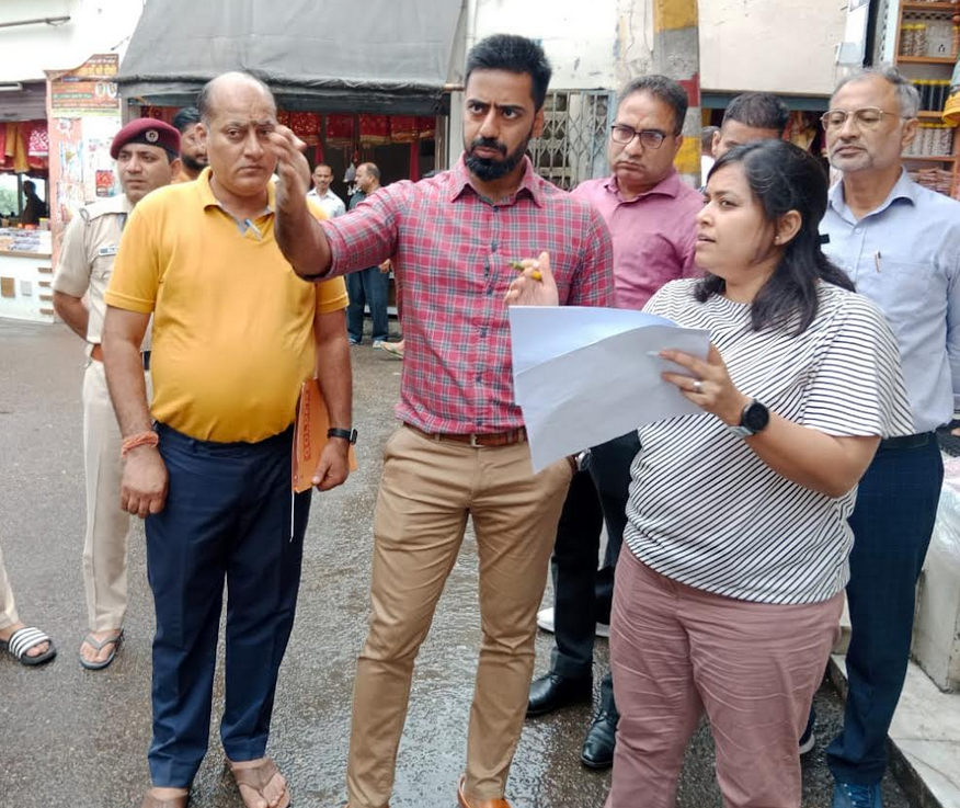 ऊना: उपायुक्त ने श्री चिंतपूर्णी मंदिर में ‘प्रसाद’ योजना के तहत प्रस्तावित कार्यों की समीक्षा की
