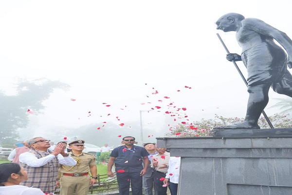 सिक्किम: राज्यपाल ओम प्रकाश माथुर ने महात्मा गांधी, सुभाष चंद्र बोस और सरदार वल्लभभाई पटेल  की प्रतिमाओं पर पुष्पांजलि अर्पित की