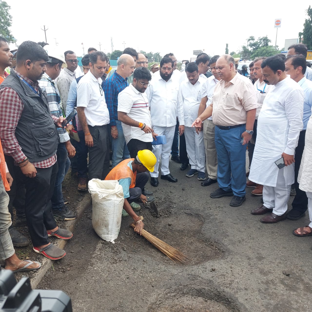 रस्त्यावरचे खड्डे बुजवण्यासाठी “लिओ पॉलिमर तंत्रज्ञान” वापरण्याच्या मुख्यमंत्र्यांच्या सूचना