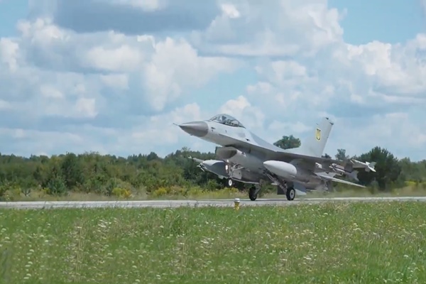 Ukraine receives its first American-made F-16 fighter jets