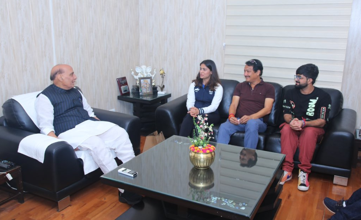 रक्षा मंत्री राजनाथ सिंह ने ओलंपिक में दो पदक जीतने वाली भारतीय निशानेबाज मनु भाकर से की मुलाकात