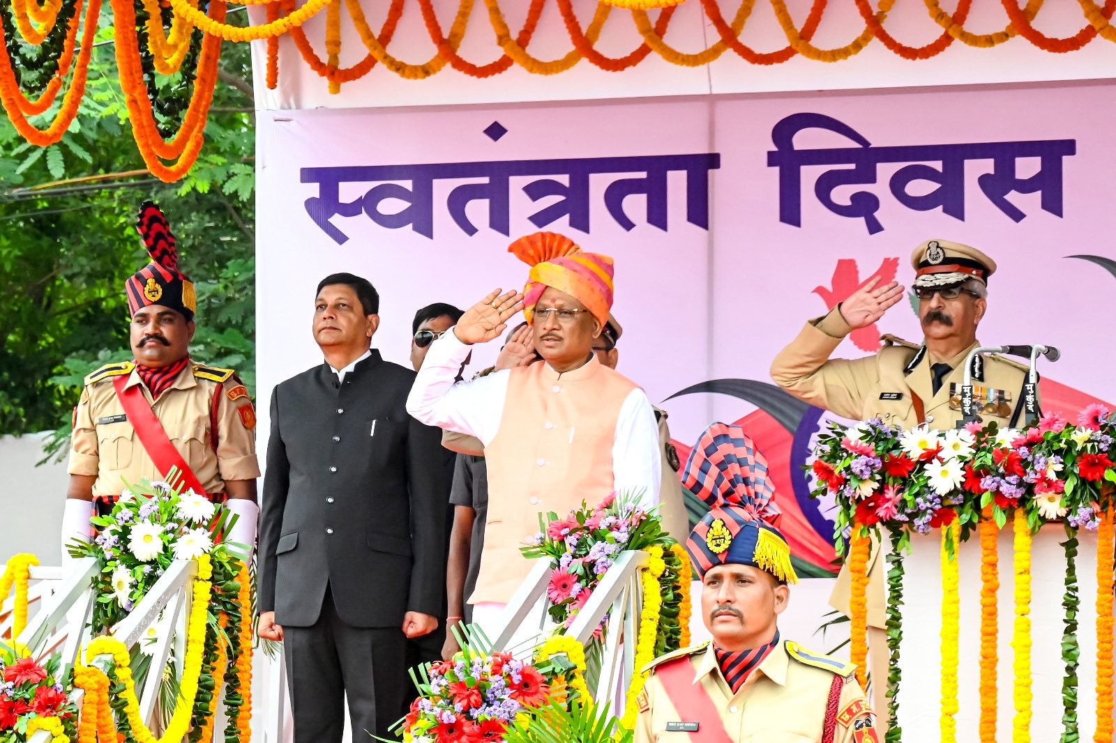 छत्तीसगढ़ में स्वतंत्रता दिवस के अवसर पर मुख्यमंत्री विष्णु देव साय ने तिरंगा फहराकर परेड की सलामी ली