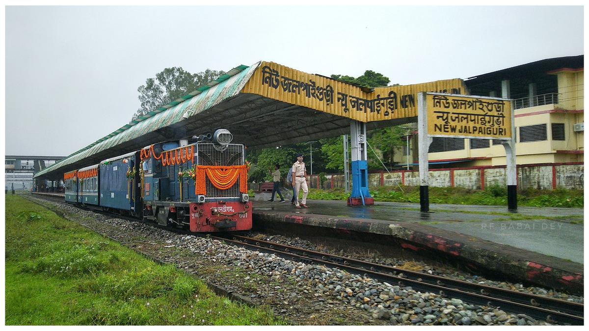 আসন্ন উৎসব মরশুমে যাত্রীদের উত্তরবঙ্গে দার্জিলিং যাওয়ার সুযোগ করে দিতে পূর্ব রেল হাওড়া – নিউ জলপাইগুড়ি র মধ্যে বিশেষ ট্রেন চালানোর সিদ্ধান্ত নিয়েছে