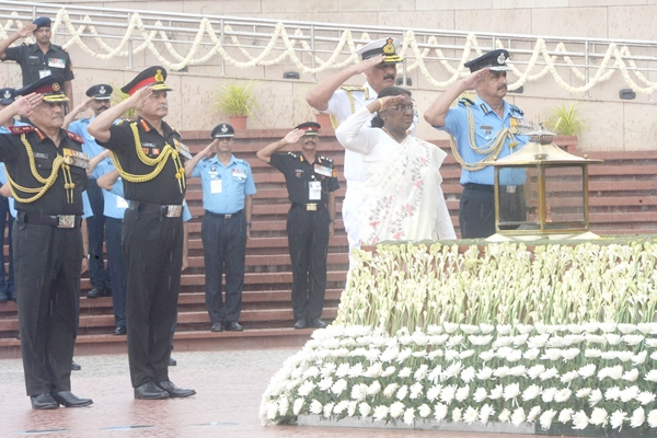 राष्ट्रपति द्रौपदी मुर्मू ने स्वतंत्रता दिवस के अवसर पर आज नई दिल्ली में राष्ट्रीय युद्ध स्मारक का दौरा किया और शहीदों को श्रद्धांजलि अर्पित की