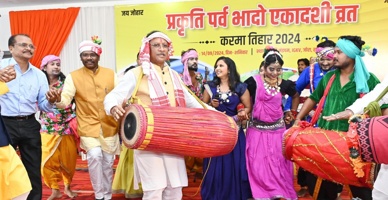 ख्यमंत्री विष्णुदेव साय शनिवार को रायपुर में आयोजित करमा तिहार कार्यक्रम में शामिल हुए