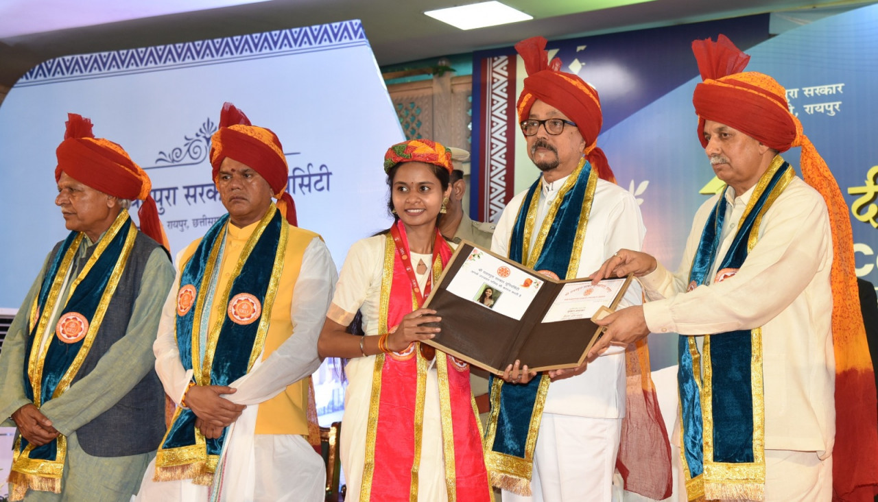छत्तीसगढ़ के राज्यपाल रमेन डेका आज रायपुर के श्री रावतपुरा सरकार विश्वविद्यालय के तृतीय दीक्षांत समारोह में शामिल हुए