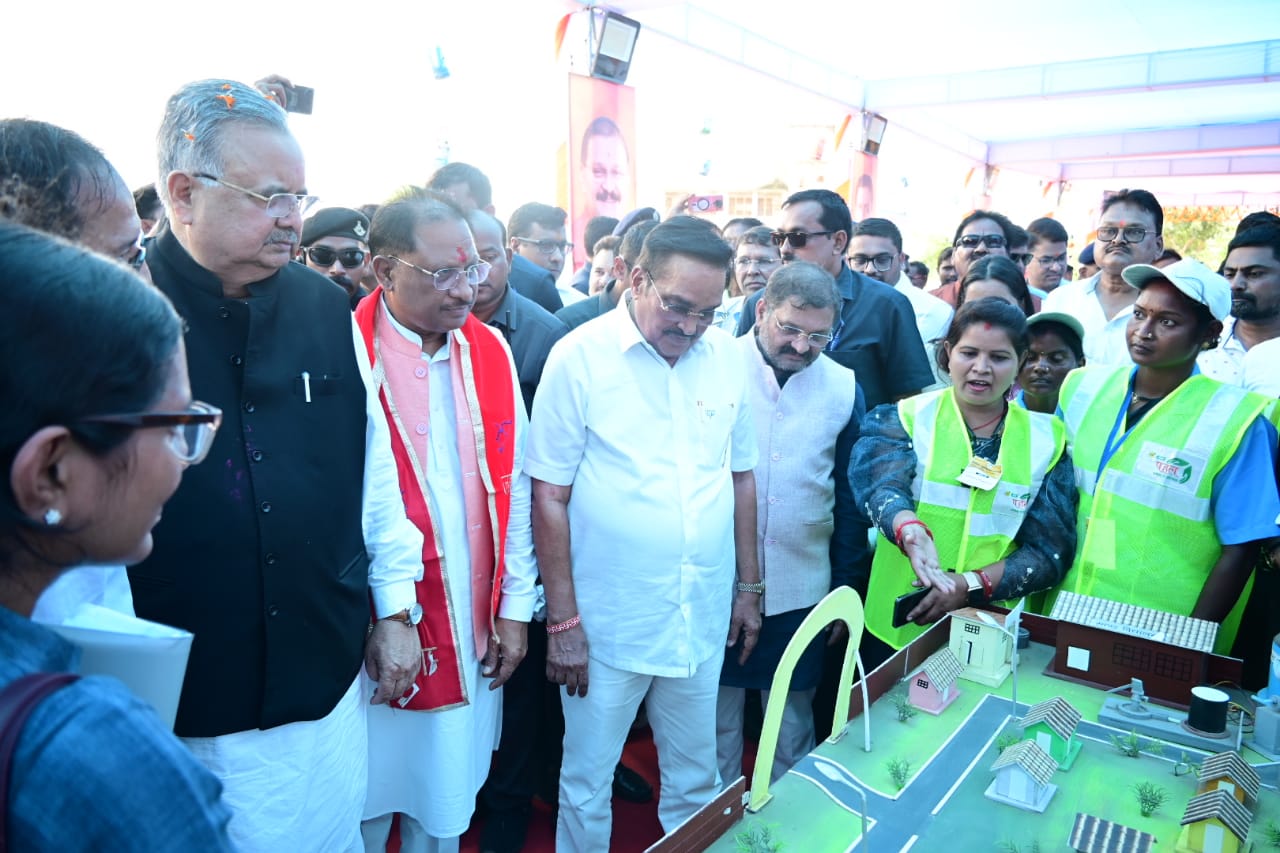 केंद्रीय मंत्री सी.आर. पाटिल और मुख्यमंत्री विष्णुदेव साय ने छत्तीसगढ़ के राजनांदगांव जिले में संचालित प्लास्टिक वेस्ट मैनेजमेंट यूनिट का निरीक्षण किया